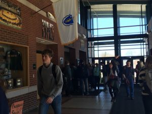 Seniors gather at the booth to sign out for last block study. Photo by Sarah Fromer.